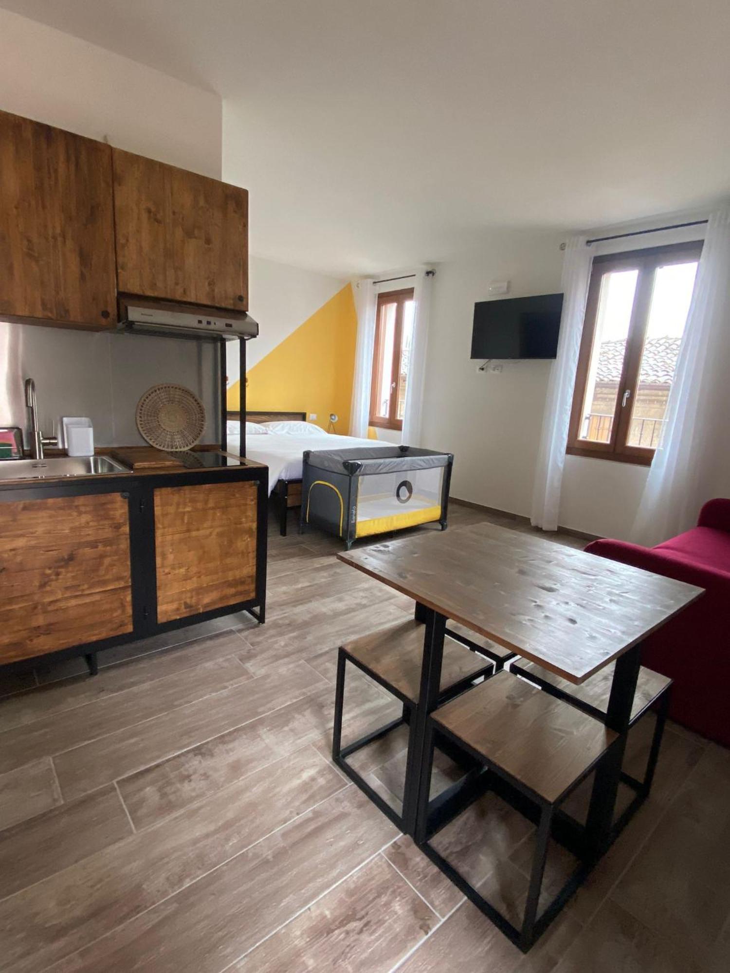 La Volpe Rossa Rooms And Apartments San Felice del Benaco Buitenkant foto