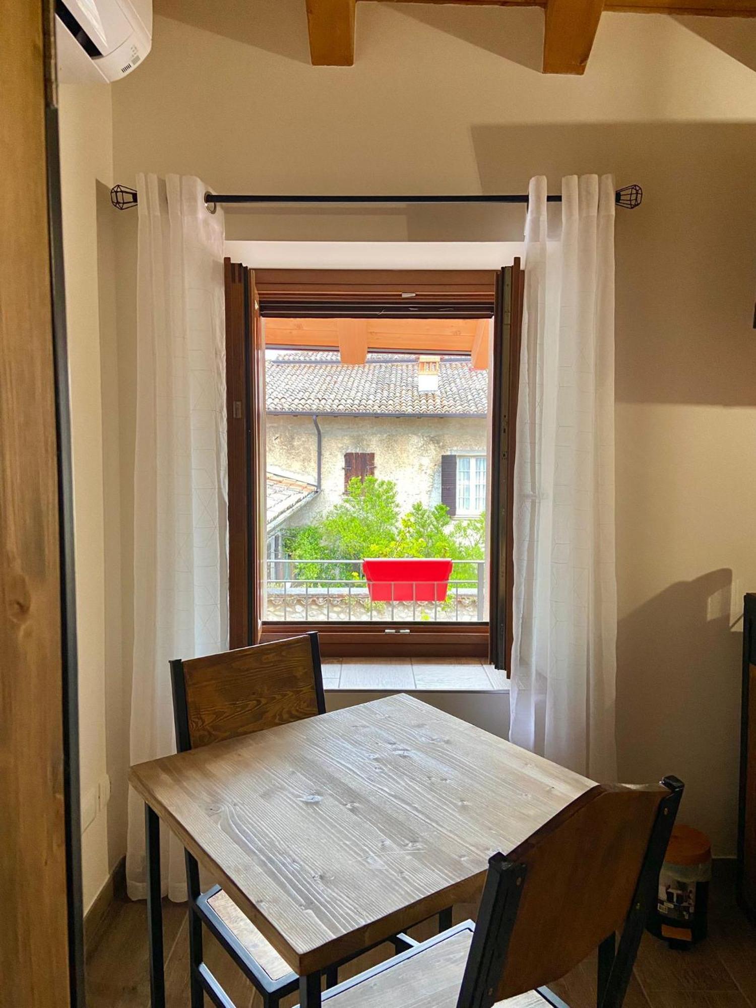 La Volpe Rossa Rooms And Apartments San Felice del Benaco Buitenkant foto