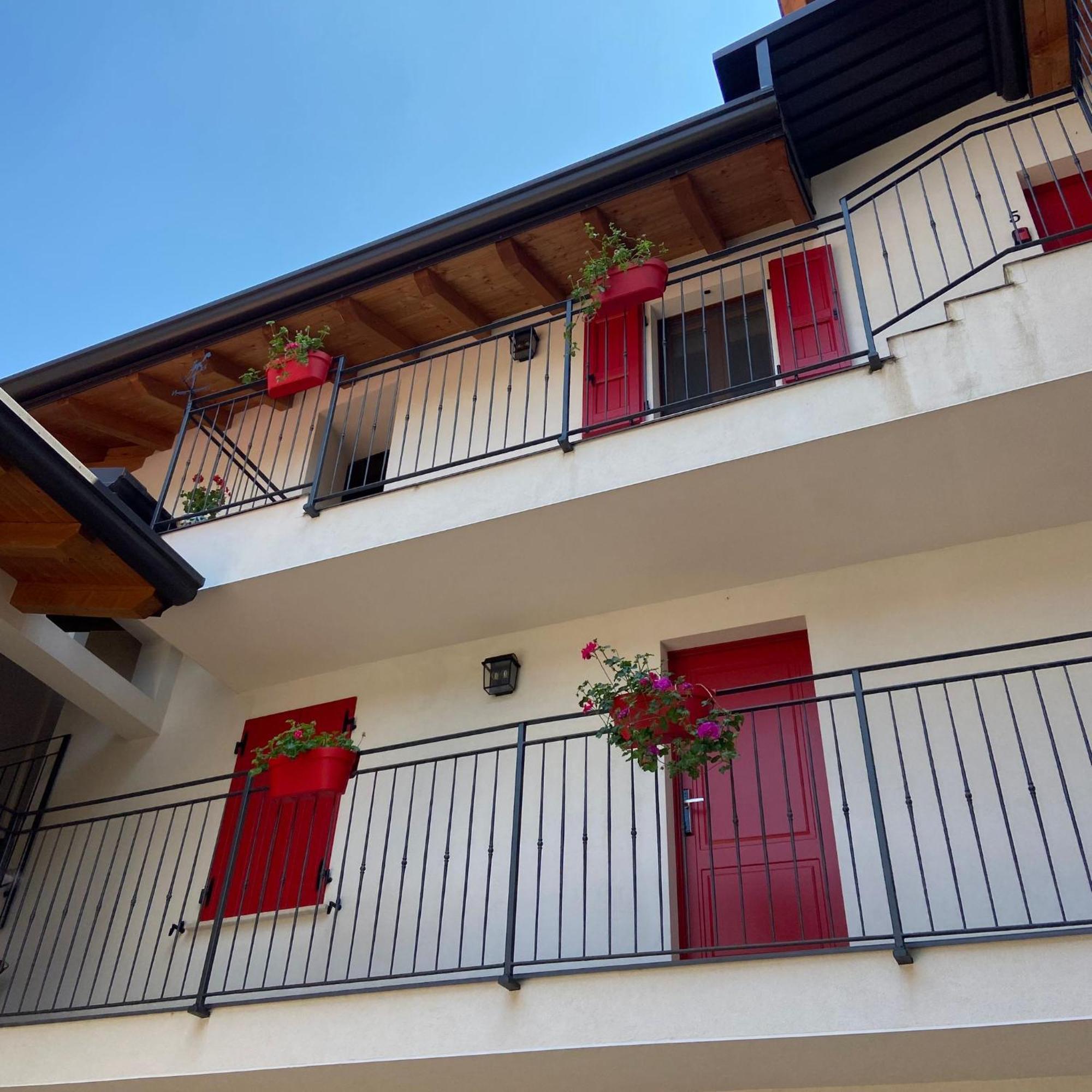 La Volpe Rossa Rooms And Apartments San Felice del Benaco Buitenkant foto